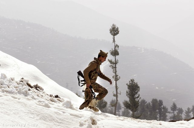 Pakisztáni katona a havas hegyekben
