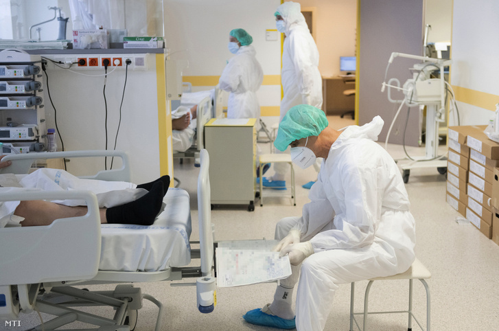 Orvosok és ápolók beteget látnak el a Jósa András Oktatókórház Covid-intenzív osztályán Nyíregyházán, 2020. november 25-én