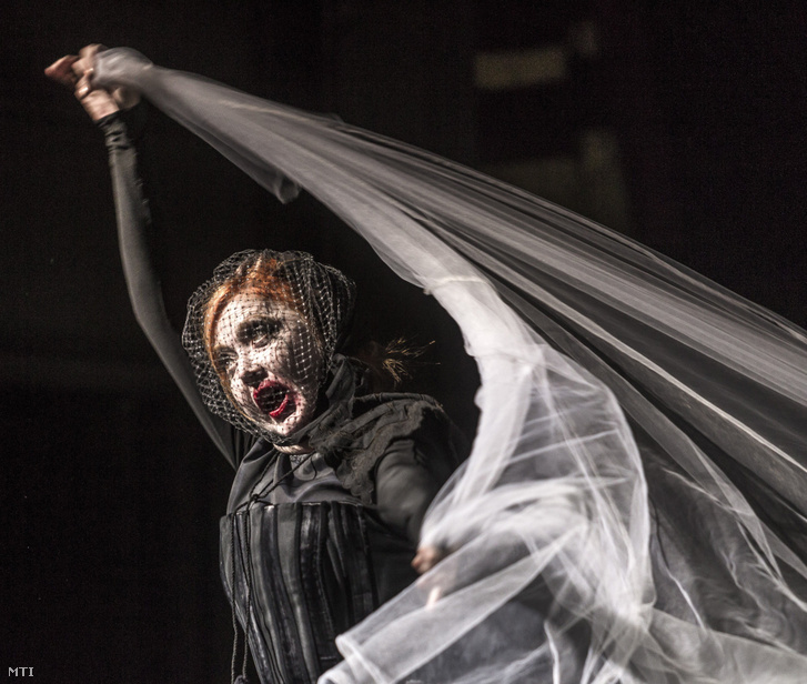 Börcsök Enikő Katyerina Ivanovna szerepében a Fjodor Mihajlovics Dosztojevszkij Bűn és bűnhődés című regényéből készült színmű próbáján a Vígszínházban 2016. október 12-én.