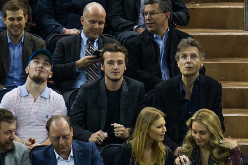 Liam Neeson fiaival 2016-ban a New York Rangers jégkorongcsapat meccsén.