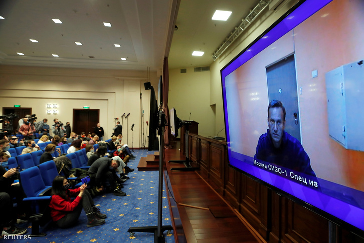 Alekszej Navalnij tárgyalását nézik egy kivevtítőn a sajtó képviselői 2021. január 28-án