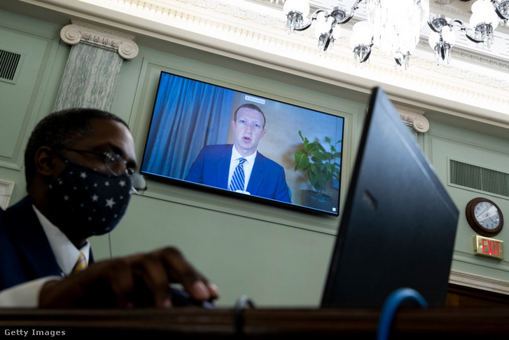 Mark Zuckerberg a közösségi médiában megjelenő tartalmakkal kapcsolatos felelősségről szóló szenátusi meghallgatáson 2020 októberében