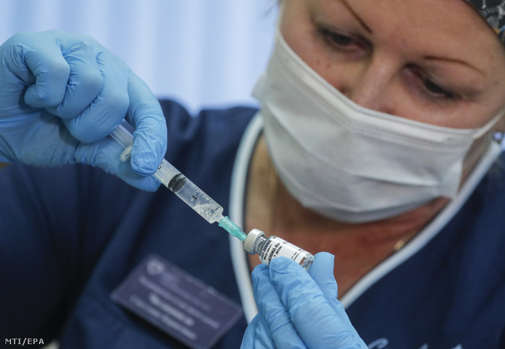 Szputnyik vakcinát készít elő egy egészségügyi dolgozó egy moszkvai kórházban
