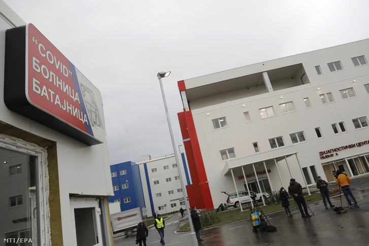 Koronavírussal fertőzött betegek ápolására létesített belgrádi kórház 2020. december 4-én.