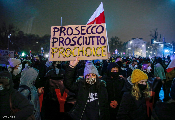 A Nők Sztrájkja feminista mozgalom aktivistái és támogatói a beteg magzatok művi vetélését tiltó lengyel alkotmánybírósági döntés ellen tiltakoznak Varsóban 2021. január 28-án