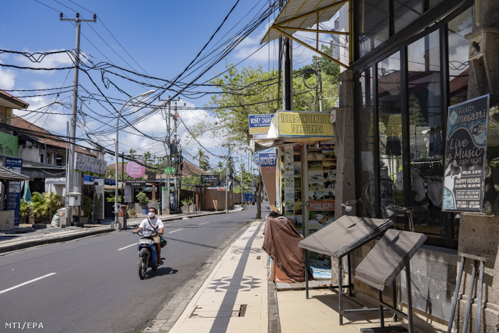Motoros halad az üres utcán az Indonéziai Balin fekvő Kutában