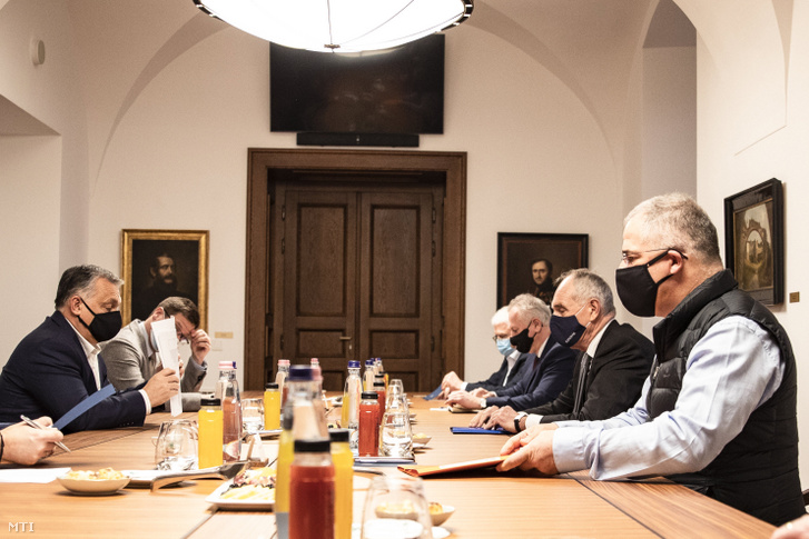 Orbán Viktor miniszterelnök (b) a Megyei Jogú Városok Szövetségének (MJVSZ) vezetőségével tárgyal a gazdasági akcióterv új elemeinek előkészítését célzó konzultációsorozat keretében Budapesten, a karmelita kolostorban, 2020. december 19-én