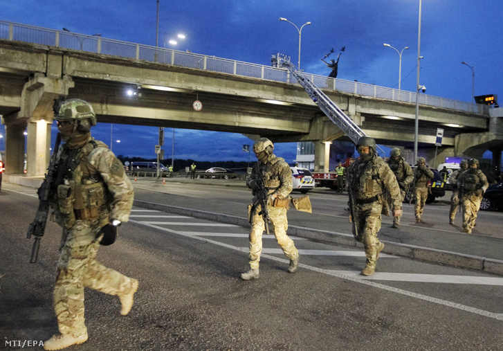 Az ukrán biztonsági szolgálat emberei egy kijevi híd előtt 2019. szeptember 18-án, miután egy volt katona lövöldözött, és robbantással fenyegetőzött a Metro-hídon