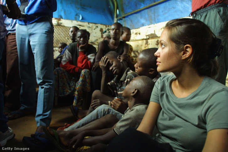 Angelina Jolie, az ENSZ Menekültügyi Főbiztosa egy menekültekkel közlekedő teherautón 2003. március 31-én