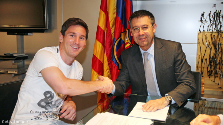 Lionel Messi kezet fog az FC Barcelona elnökével, Josep Maria Bartomeuval, miután aláírt a csapathoz 2014. május 19-én