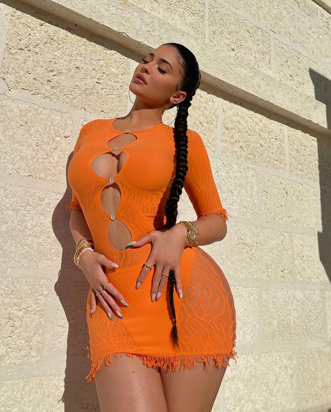 Természetesen nincs olyan divat, amiben egy Karjenner ne venne részt, szóval Kylie Jenner is felvette már a galériát nyitó ruhát, csak ebben a narancsszínben.