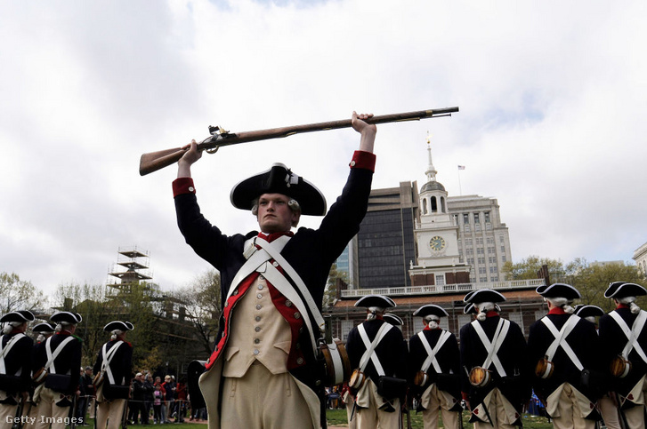 Amerikai függetlenségi háború hagyományőrzői Philadelphiában – Az egyetemisták hadilábon állnak velük