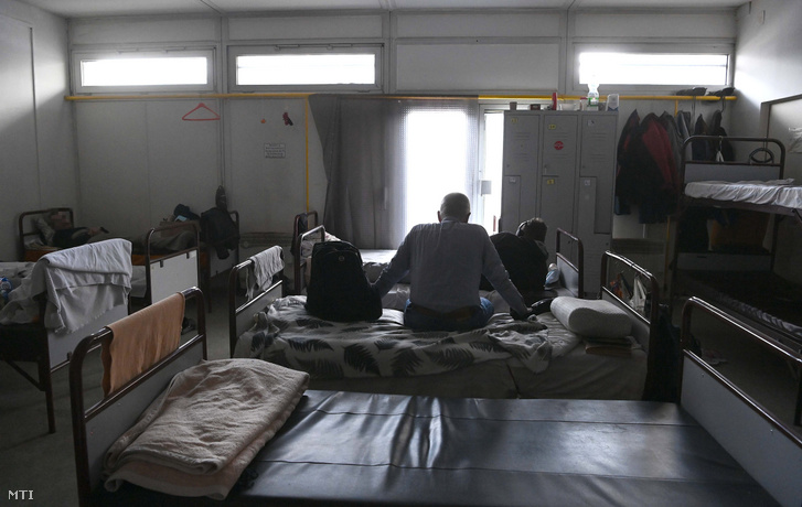 Hajléktalanok a Magyar Máltai Szeretetszolgálat Gondviselés Háza Hajléktalanok Átmeneti Szállásán 2021. január 16-án