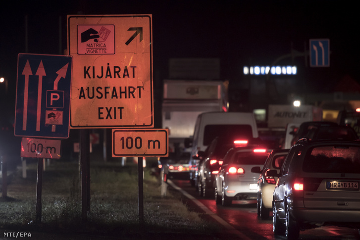Feltorlódott kocsisor az osztrák-magyar határon, Nickelsdorf közelében 2020. szeptember 1-jén hajnalban