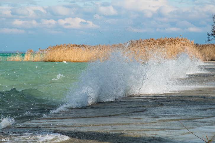 Az erős viharos szél hullámokat korbácsol a Balaton vizén a Tihanyi-félsziget környékén