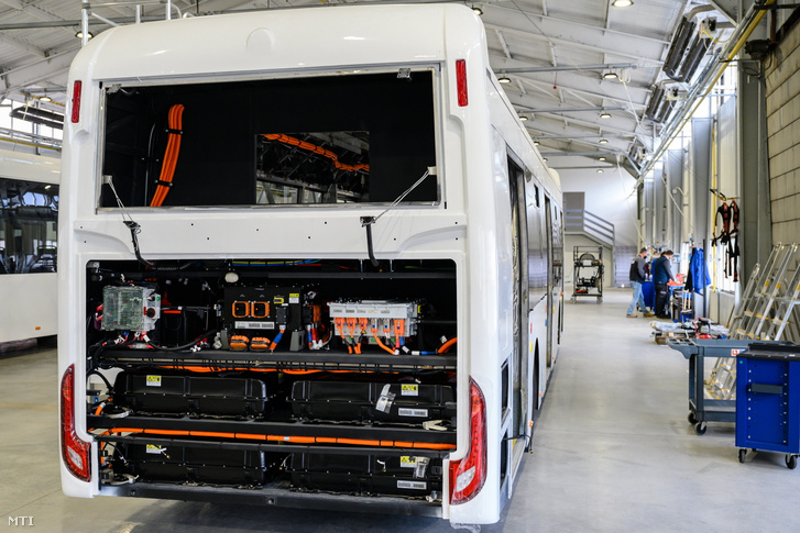 Elektromos meghajtású buszok végszerelése az Ikarus székesfehérvári üzemében 2021. január 26-án