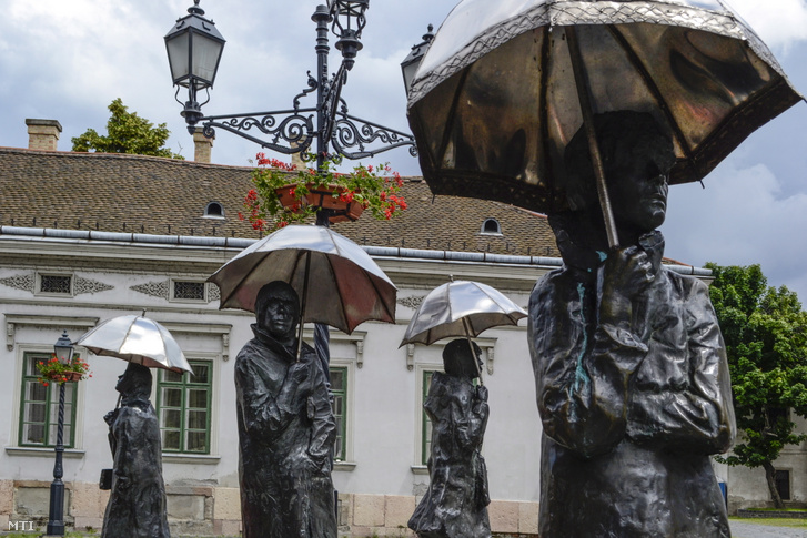 A négy esernyős lányt ábrázoló szoborcsoport az óbudai Fő téren 2016. június 4-én