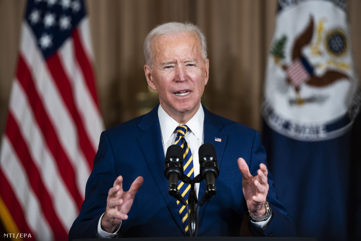 Joe Biden amerikai elnök a külpolitikájáról beszél a washingtoni külügyminisztériumban 2021. február 4-én