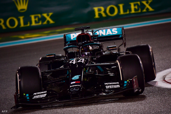 Hivatalosan továbbra sincs megállapodás Hamilton és a Mercedes között