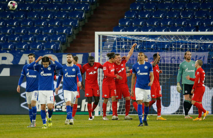 Willi Orbánt ünneplik a társak, miután a Schalke ellen megszerezte szezonbeli 3. gólját