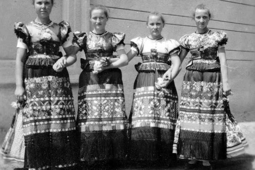 Lányok matyó népviseletben, Mezőkövesd, 1935.