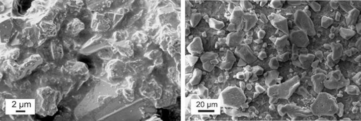 Biofilmmel borított, rendezetlen formájú karbonátkiválás (balra) és abiogén kalcitkristályok (jobbra)