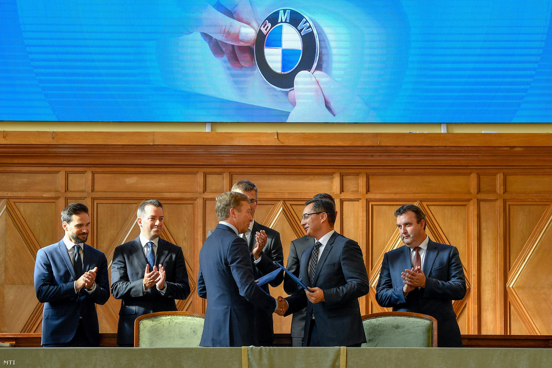 Oliver Zipse a BMW Group igazgatótanácsának gyártásért felelős tagja és Papp László polgármester kezet fog miután aláírták a BMW debreceni gyárberuházásának támogatásáról szóló megállapodást a Debreceni Egyetemen 2018. október 12-én.
