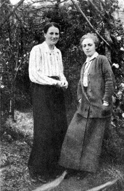 Dr. Kathleen Lynn (balra) és élettársa, Madeleine Ffrench-Mullen
