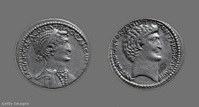 Kleopátra és Marcus Antonius képmásával ellátott ezüstérmék a Kr. e. 1. századból.