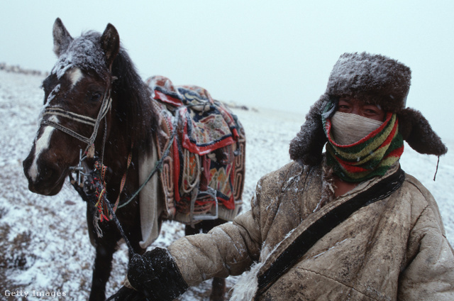 A tibeti pásztorok hozzá vannak szokva a hóhoz. Kérdés, hogy mennyihez...