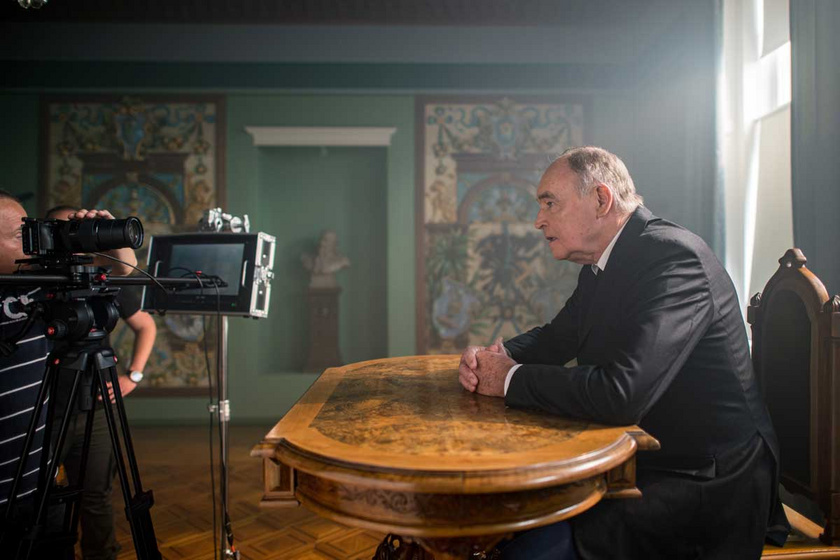 Szalóczy Pál Georges Clemenceau szerepében a trianoni békediktátum 100. évfordulója alkalmából készülő Carte Rouge című film forgatásán a pécsi Vasváry-villában 2020. május 23-án.