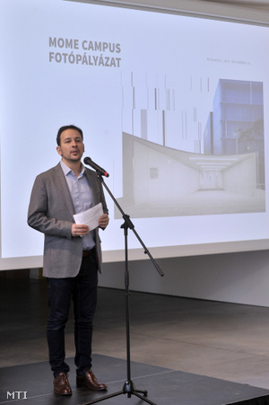 Schneller Domonkos a Miniszterelnökség helyettes államtitkára beszédet mond a Moholy-Nagy Művészeti Egyetem (MOME) új campusának megörökítését célzó Kerülj képbe! építészeti fotópályázat eredményhirdetésén az egyetem épületében 2019. december 10-én.