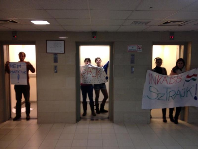 Elfoglaltak az ELTE lágymányosi campusán a liftek közül hármat a hallgatók. Az épületben a többi felvonó zavartalanul működik.