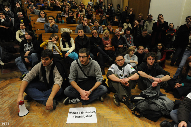 Diákok, hallgatók és oktatók a Szegedi Tudományegyetemen szervezett fórumon