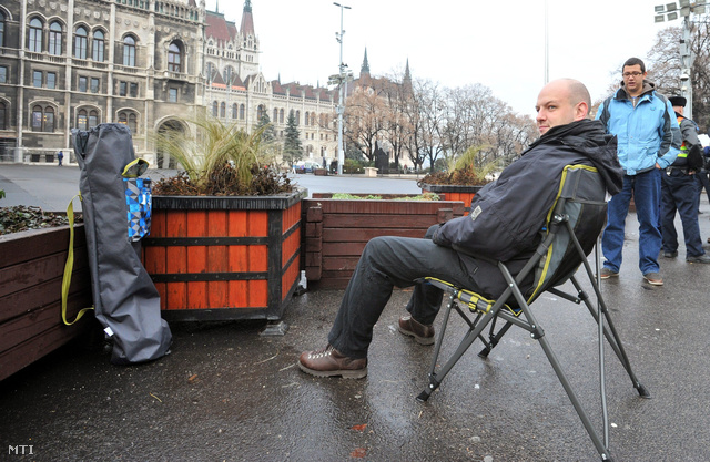 Nagy Dávid ülősztrájkol a Parlament előtt