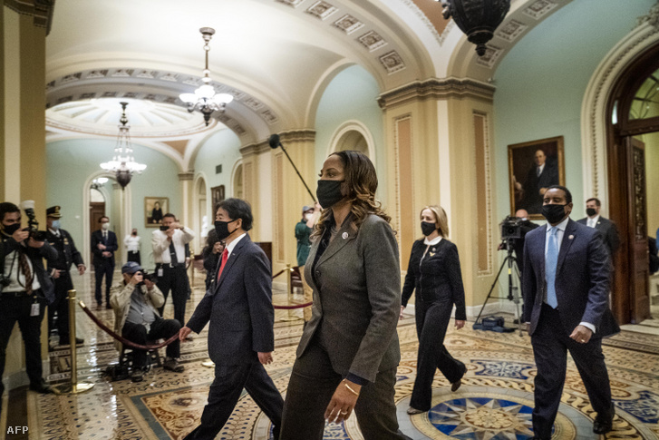 Impeachment menedzserek elhagyják a szenátus emeletét 2021. január 25-én Washingtonban.