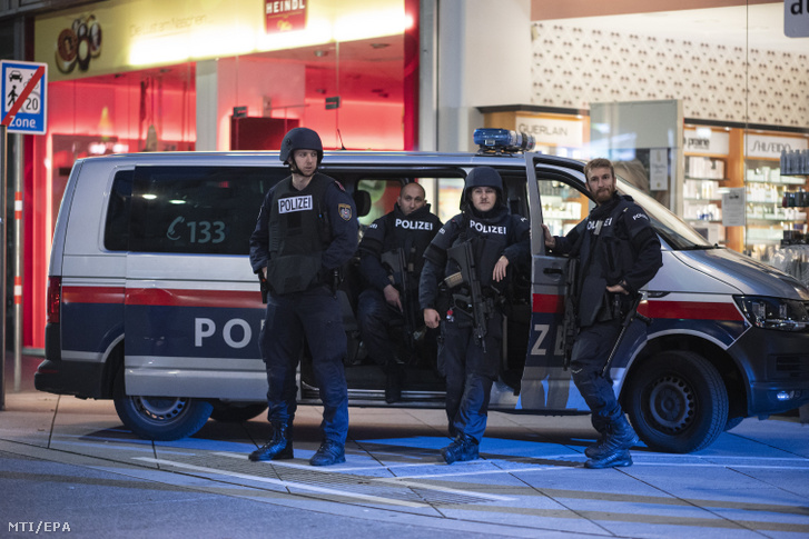 Rendőrök a bécsi Seitenstettengasse utcai zsinagóga közelében 2020. november 3-án
