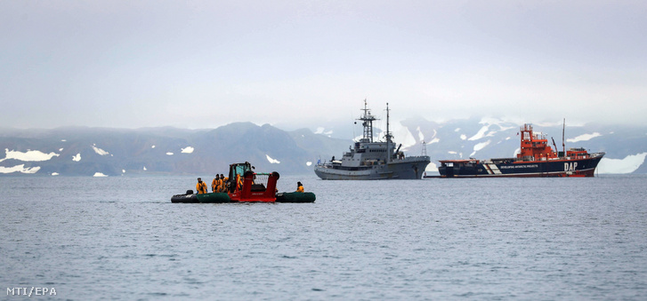 Az uruguayi haditengerészet hajója (k) utánpótlást szállít az antarktiszi György király-szigeten Uruguay által üzemeltetett Artigas kutatóbázisra.