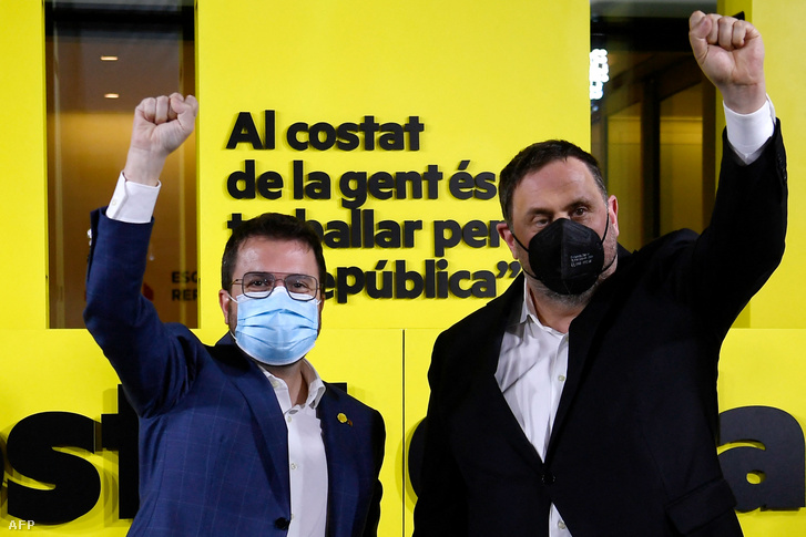 Pere Aragonès, a Katalin Köztársasági Baloldal vezetője ünnepel Oriol Junquerasszal, egy bebörtönzött függetlenségpárti vezetővel, akit a választások idejére szabadon engedtek