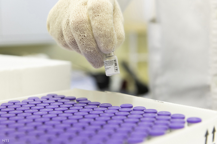 Egy laboratóriumi munkatárs oltópontok szerint elosztja a koronavírus elleni oltóanyagot 2020. december 27-én