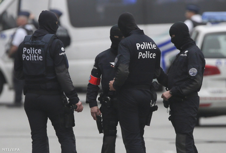 Belga rendőrök Brüsszel belvárosában.