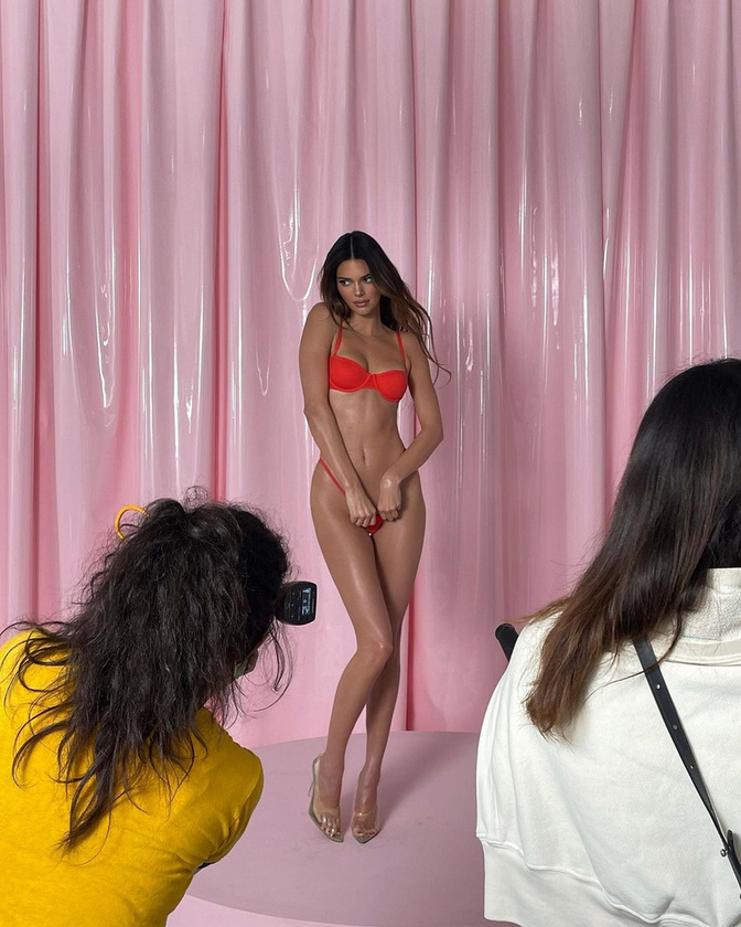 A bikiniben pózoló Jenner hasa sokak szerint túlságosan lapos, és kizártnak tartják, hogy a valóságban is így néz ki