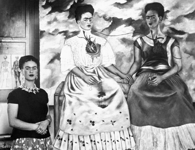 Frida Kahlo egyik önarcképe mellett 1939-ben