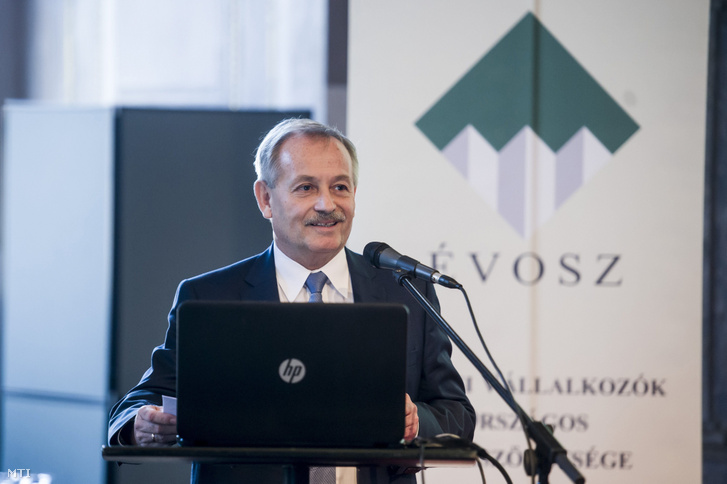 Koji László, az Építési Vállalkozók Országos Szövetségének (ÉVOSZ) elnöke beszédet mond az ÉVOSZ építőipari konferenciáján az egri Eszterházy Károly Egyetemen dísztermében 2017. október 6-án