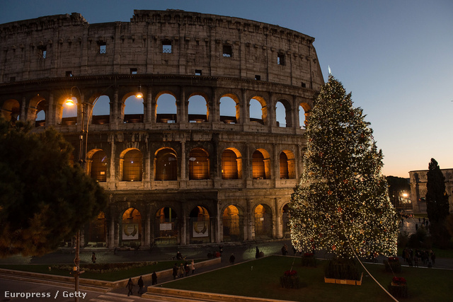 Karácsonyfa a római kolosszeumnál