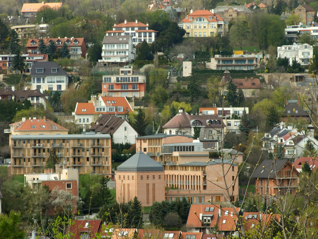 Kilátás a Svábhegyre a Kis-Svábhegy (más nevén Martinovics-hegy) tetejéről.