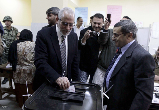 Mohamed Badijeh a Muzulmán Testvériség vezetője (k) szavaz az új alkotmányról rendezett egyiptomi népszavazás második fordulójában
