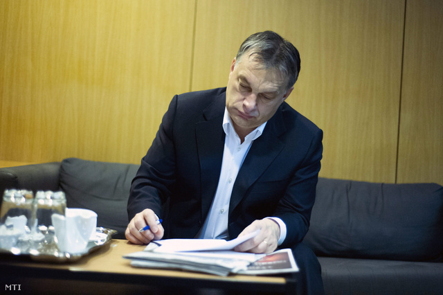 Orbán Viktor felkészül a reggeli rádióműsor előtt