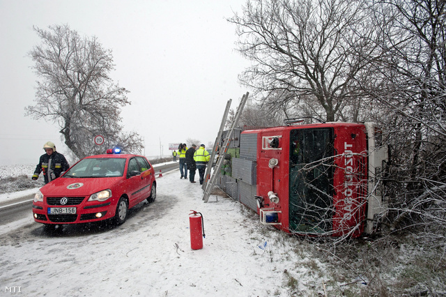 Felborult tűzoltóautó a 10-es főúton Solymár határában 2012. december 23-án.