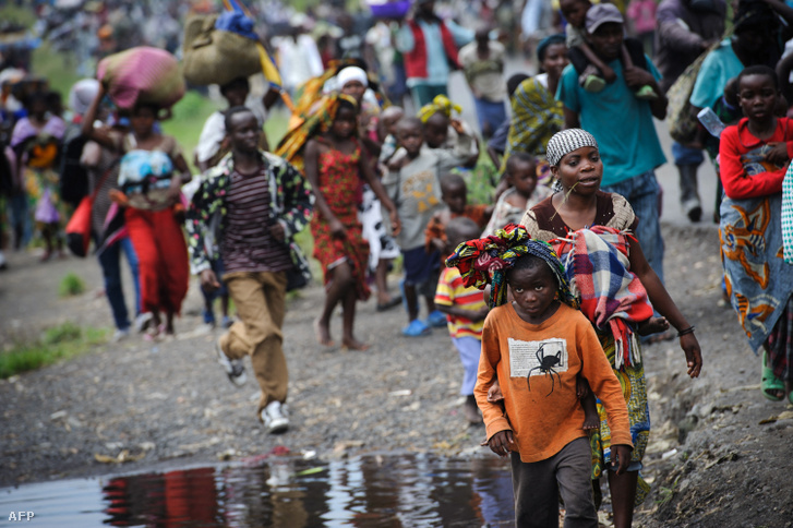 Kongói lakosok menekülnek Sake városából 2012. november 22-én.